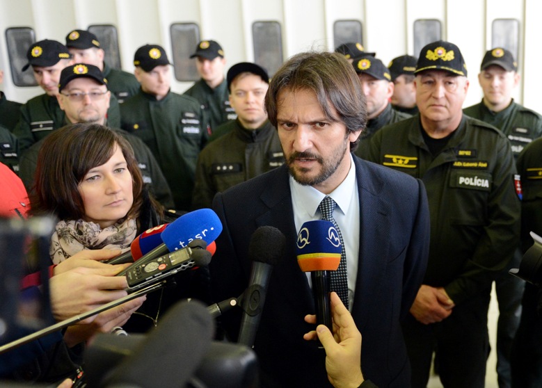 Minister Robert Kaliňák pri rozlúčke s policajtmi odchádzajúcimi na misiu do Grécka