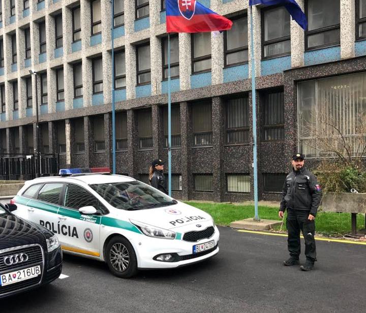 Policajná hliadka pred sídlom štátnej komisie pre voľby