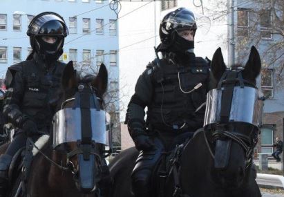 policajti na koňoch