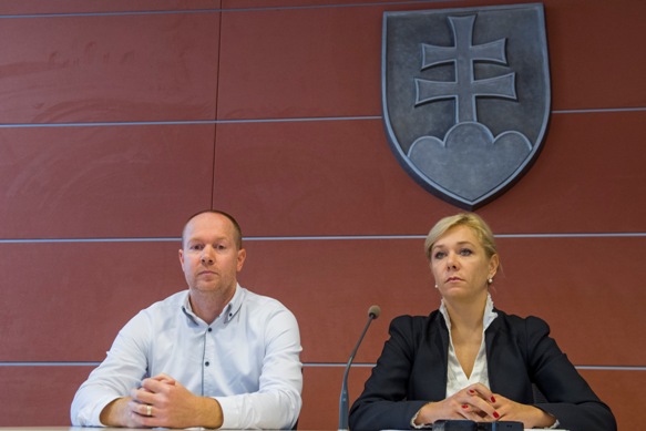 Štátna tajomníčka MV Denisa Saková a generálny riaditeľ sekcie informatiky MV SR Jozef Čapuška