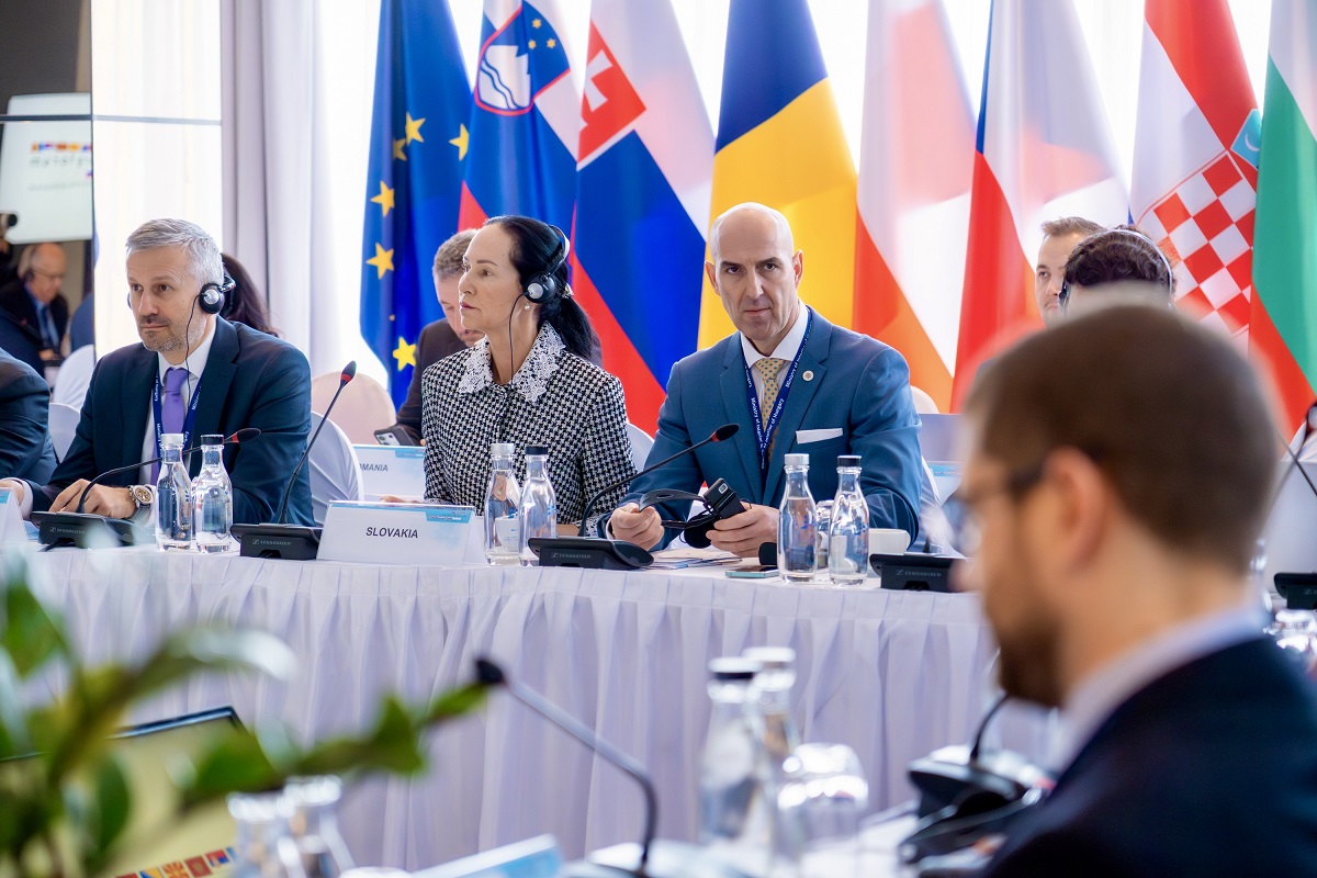 Štátna tajomníčka MV SR Lucia Kurilovská s poradcom ministra vnútra Ladislavom Csémim na zasadnutí