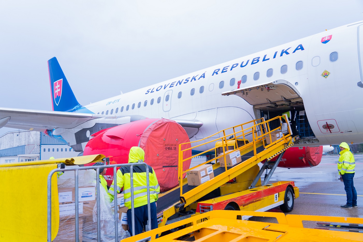 Nakladanie humanitárnej pomoci pre Jamajku do lietadla Nakladanie humanitárnej pomoci pre Jamajku do lietadla