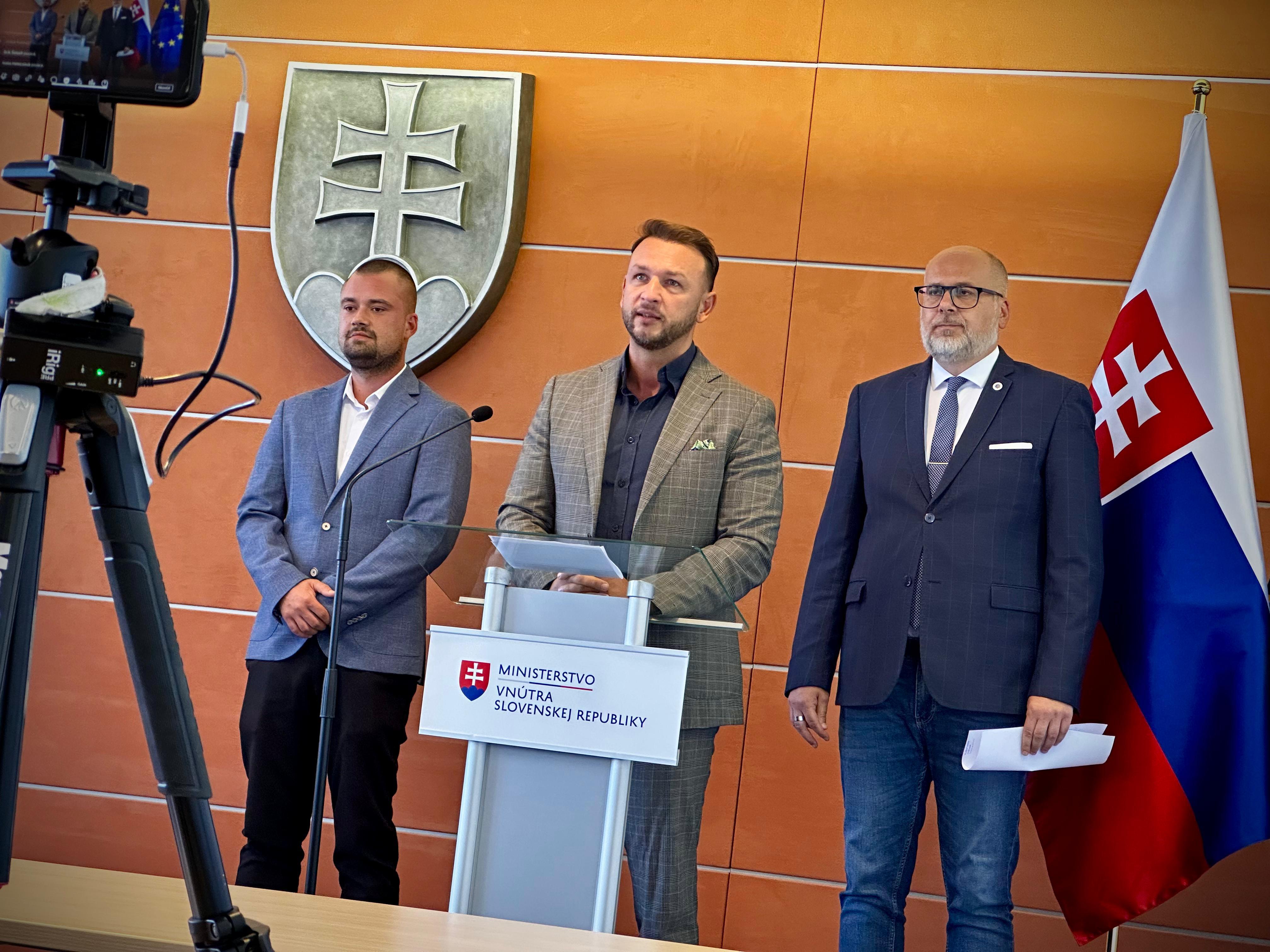 Minister M. Šutaj Eštok a štátny tajomník Michal Kaliňák na tlačovej konferencii