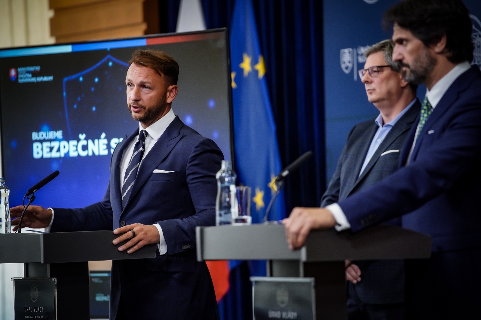 Ministri vnútra, spravodlivosti  a obrany na tlačovej konferencii