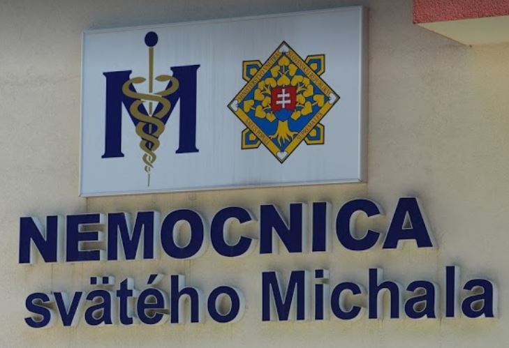 tabuľa s logom nemocnice sv. Michala
