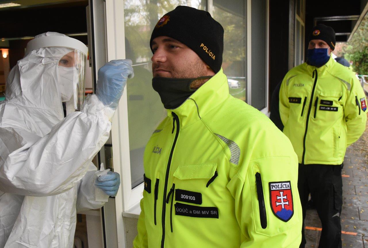 Zdravotníci Nemocnice Sv. Michala pri testovaní príslušníkov úradu na ochranu ústavných činiteľov