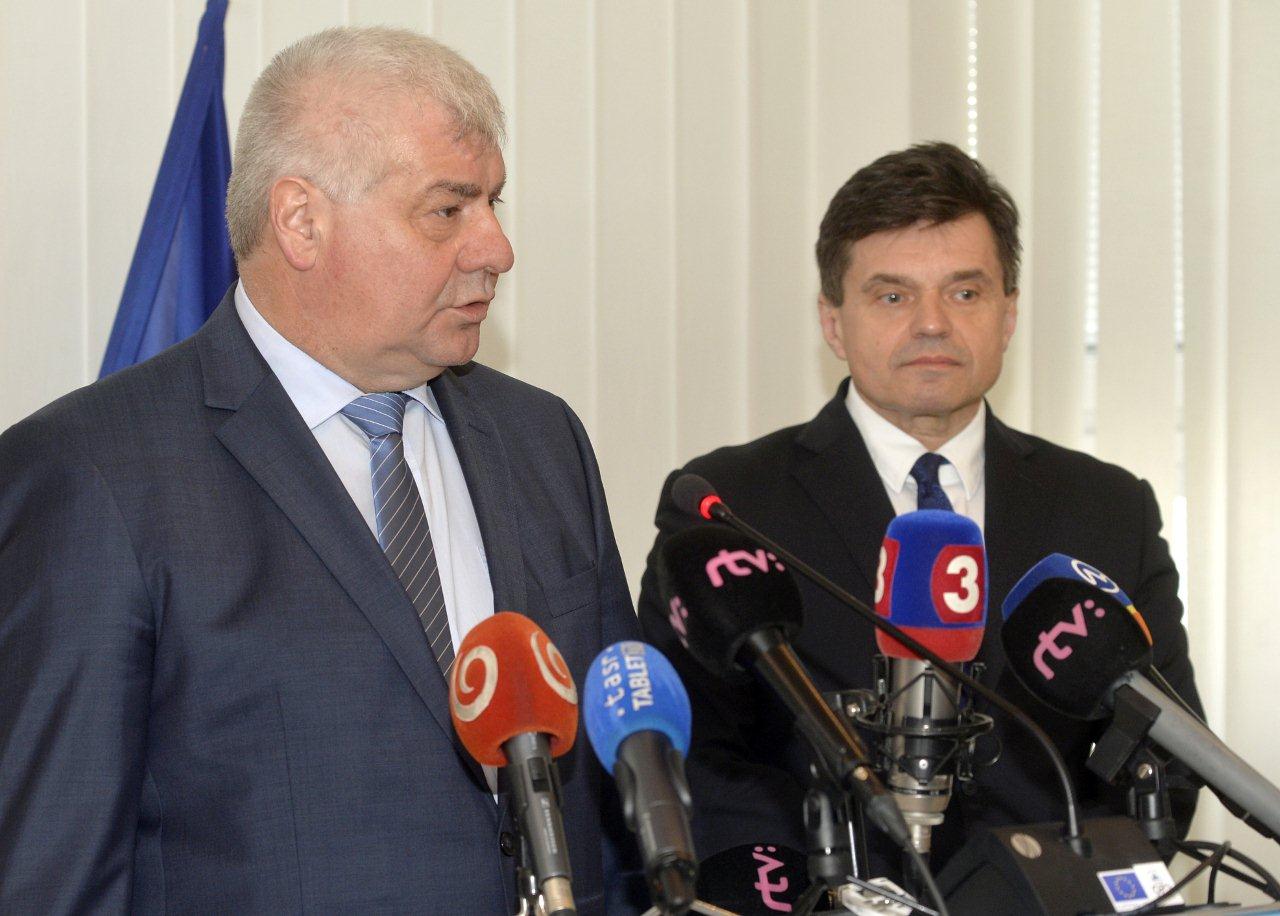 Ministri Arpád Ersék a Peter Plavčan predstavujú projekt