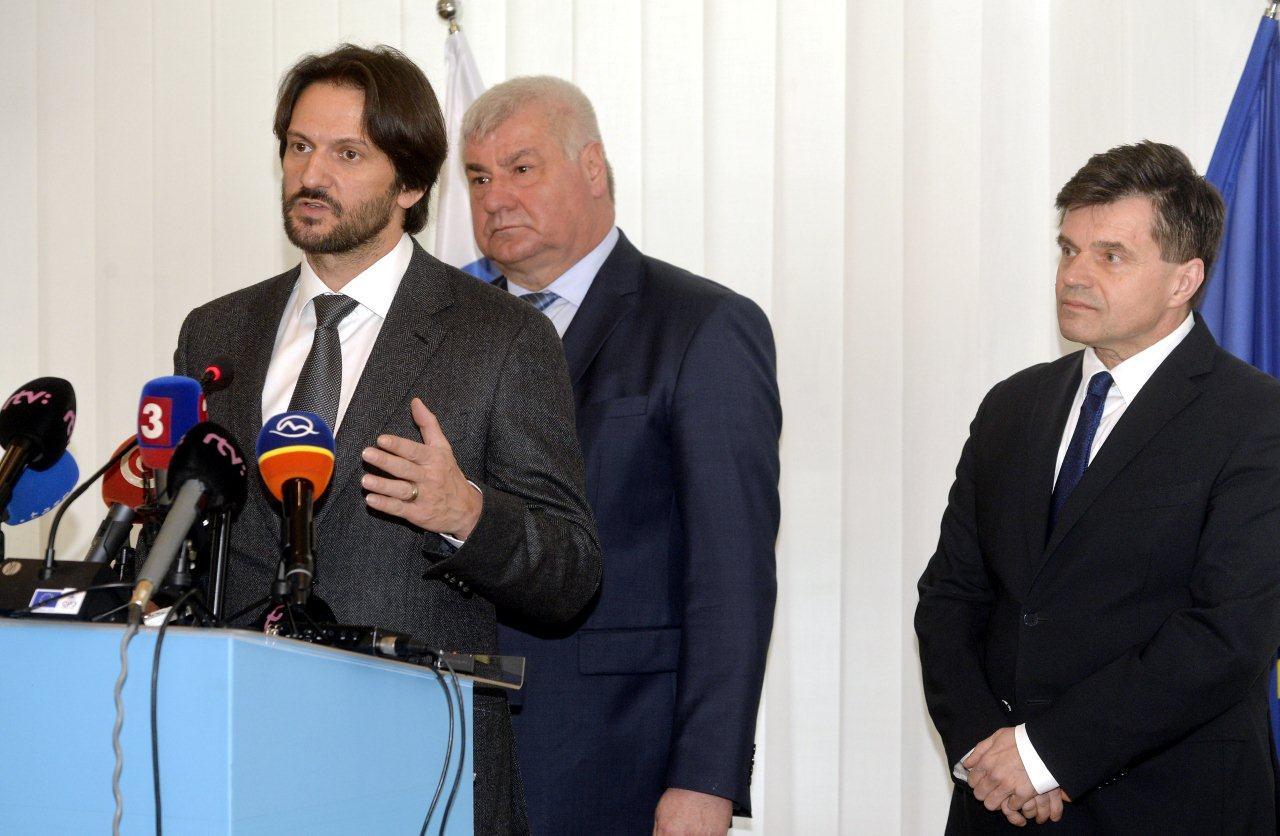 Ministri Robert Kaliňák, Arpád Ersék a Peter Plavčan predstavujú projekt