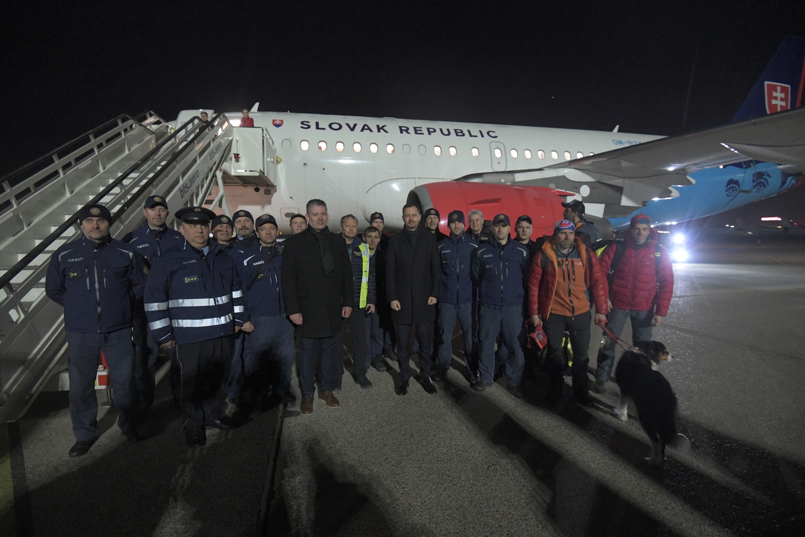 Rozlúčka so záchranármi na letisku
