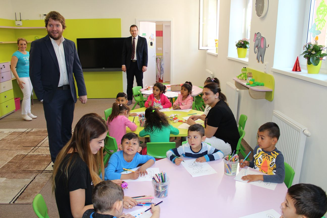 Ábel Ravasz s deťmi a učiteľkami materskej školy