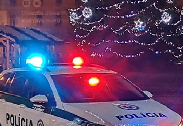vozidlo polície, vianočný strom