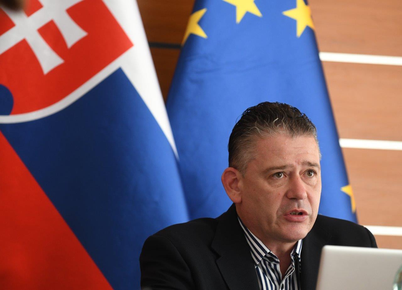 Minister Roman Mikulec počas videokonferencie