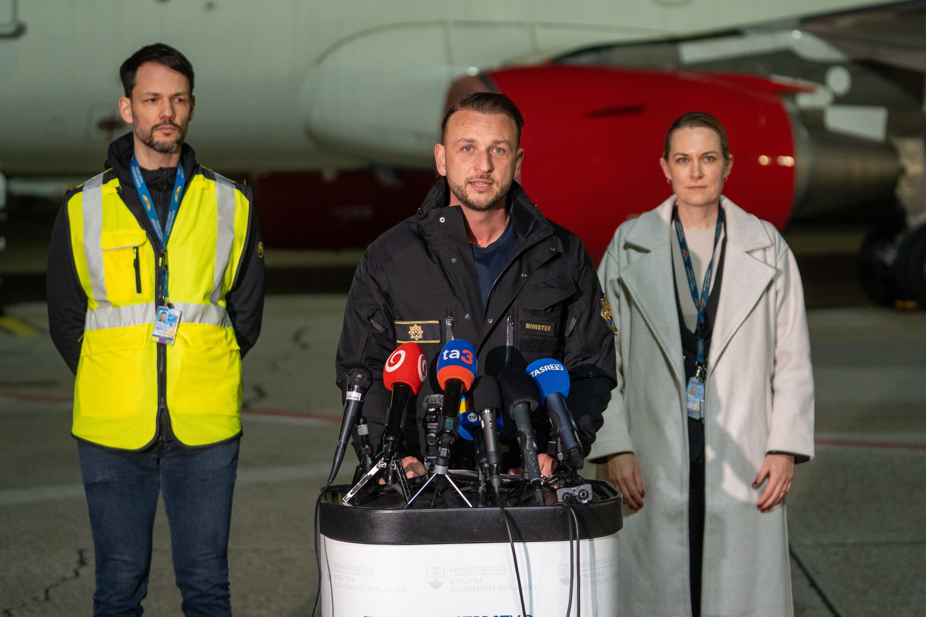 Zástupca riaditeľky leteckého útvaru Michal Ondruš, minister vnútra M. Š. Eštok a riaditeľka leteckého útvaru Stanislava Lagová