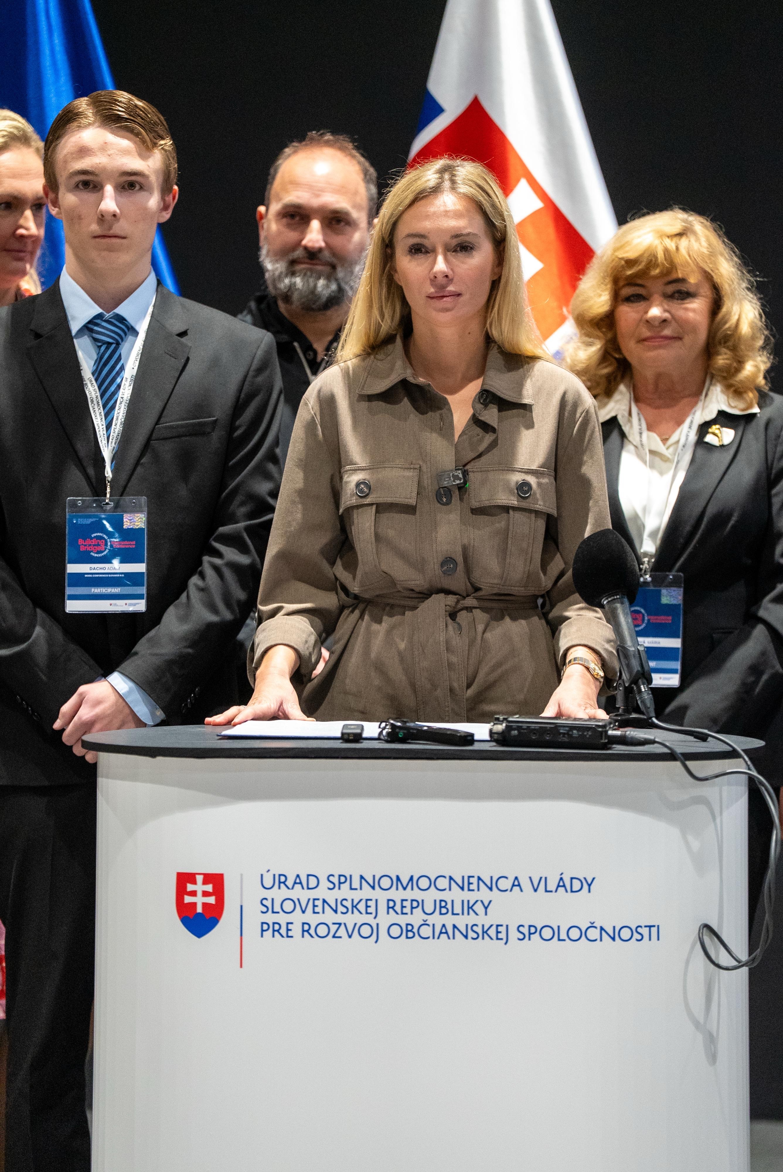 Splnomocnenkyňa Simona Zacharová s kolegami počas tlačovej konfencie Splnomocnenkyňa Simona Zacharová s kolegami počas tlačovej konfencie