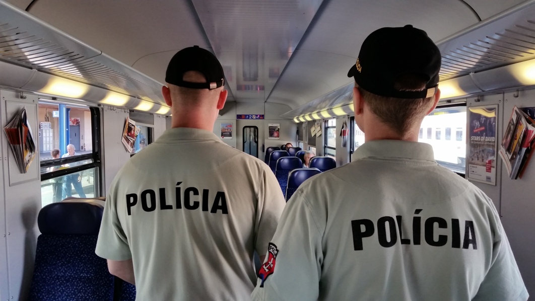 Hliadka železničnej polície vo vlakovej súprave