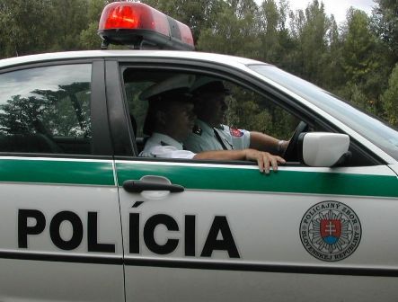dopravni policajti v sluzobnom aute