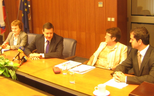 Členovia ústrednej komisie pre referendum sprava: Róbert Madej, Ľudmila Benkovičová, Daniel Lipšic. Vľavo riaditeľka odboru volieb a referenda Lívia Škultétyová.