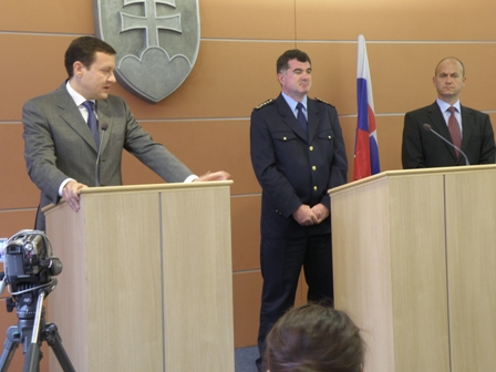 Minister vnútra Daniel Lipsic, prezident Hasičského záchraného zboru Alexander Nejedlý a prezident Policajného zboru Jaroslav Spišiak na TB k následkom povodní, 16. august 2010