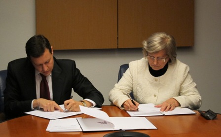 Dohodu podpisujú minister vnútra Daniel Lipšic a prezidentka SČK Helena Kobzová