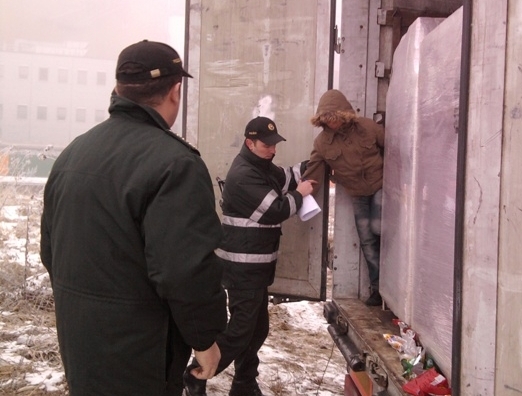 Polícia pomáha jednému z podchladených detí vystúpiť z kamióna