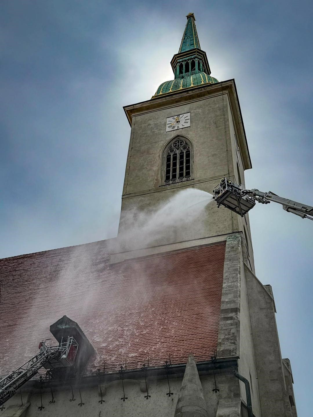 Hasiči si precvičili zásah pri požiari v Katedrále sv. Martina v Bratislave