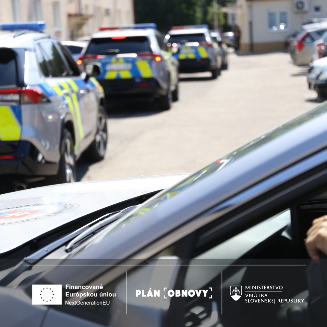 Policajti dnes dostali aj ďalších 40 špičkových hybridných vozidiel obstaraných v rámci Plánu obnovy a odolnosti