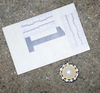 náušnica z bieleho kovu s kamienkami náušnica z bieleho kovu s kamienkami