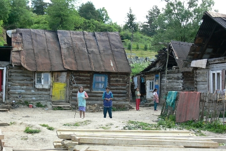 Rómske ženy pri svojich príbytkoch