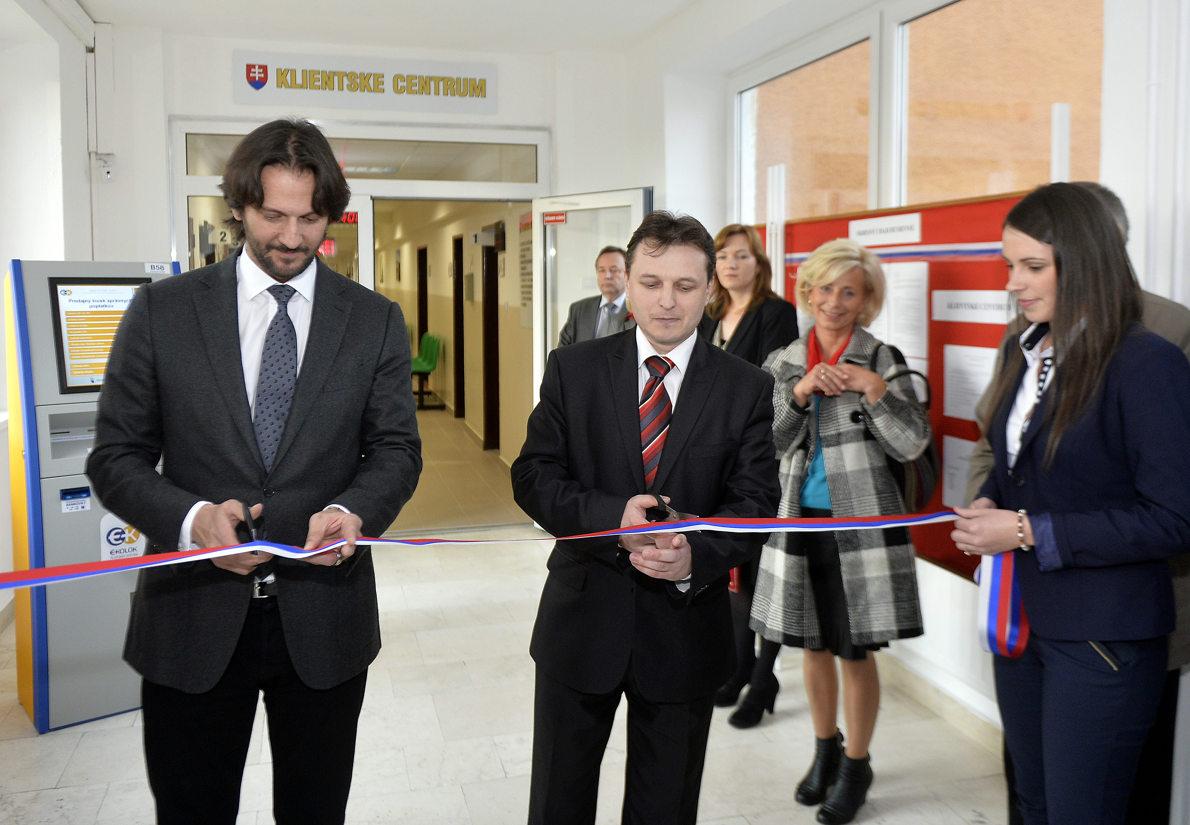 Minister vnútra Robert Kaliňák a prednosta OU Humenné Ondrej Mudry na slávnostnom otvorení klientskeho centra