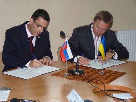 Predsedovia slovenskej a ukrajinskej časti komisie Maroš Žilinka a Volodymyr Bandurov pri podpise dohody