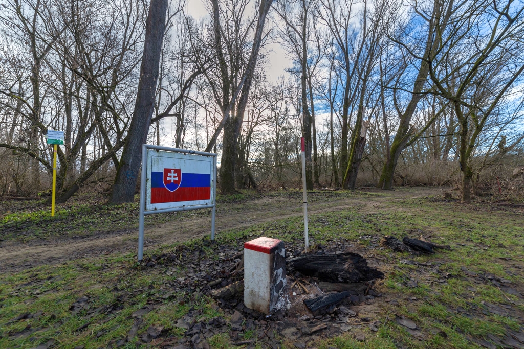 Hraničný znak I/1S v poškodenom stave v dôsledku vandalizmu