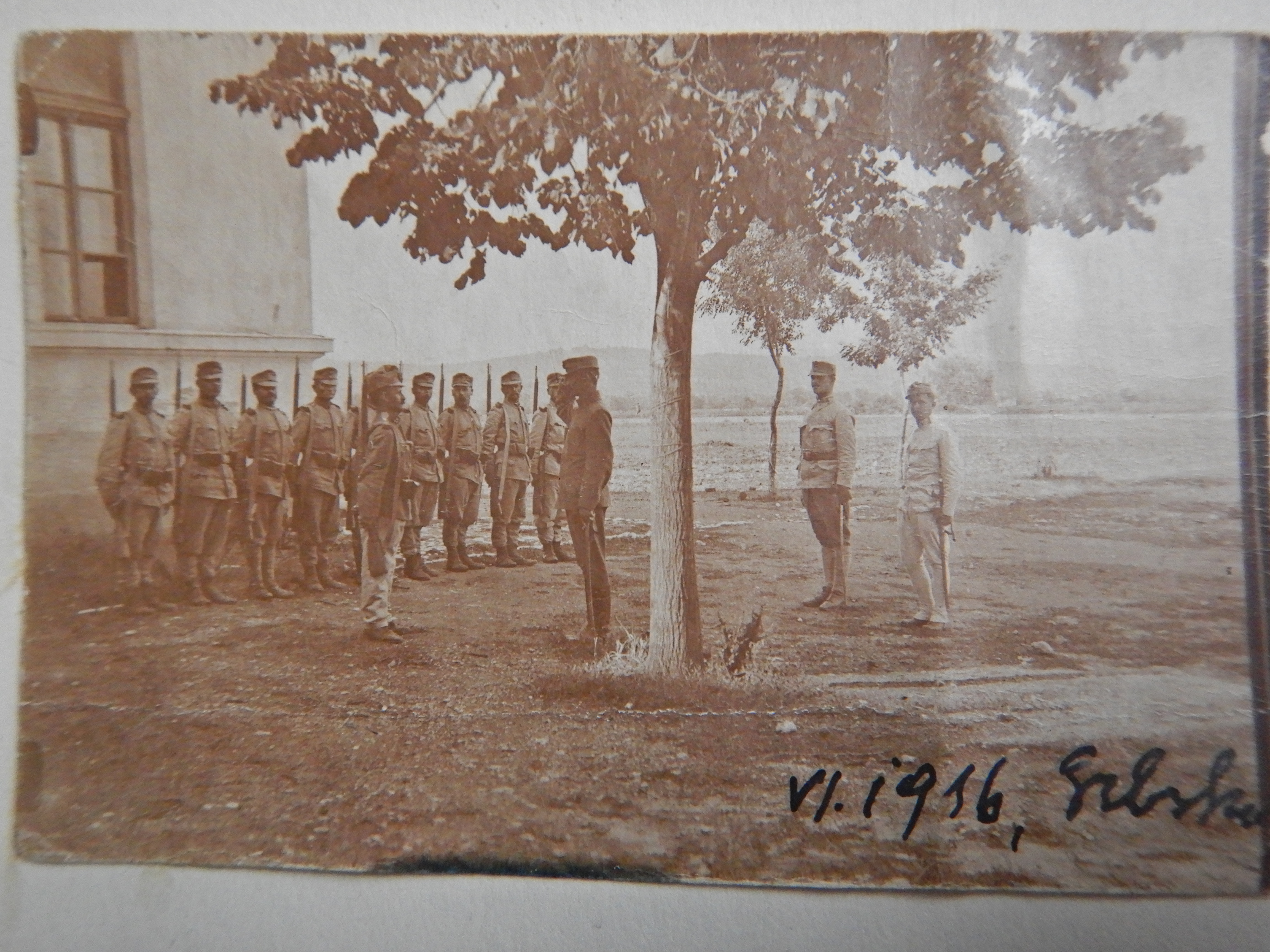 Fotografia uhorských vojakov v Srbsku v roku 1916 z fotoalbumu Jozefa Gembického